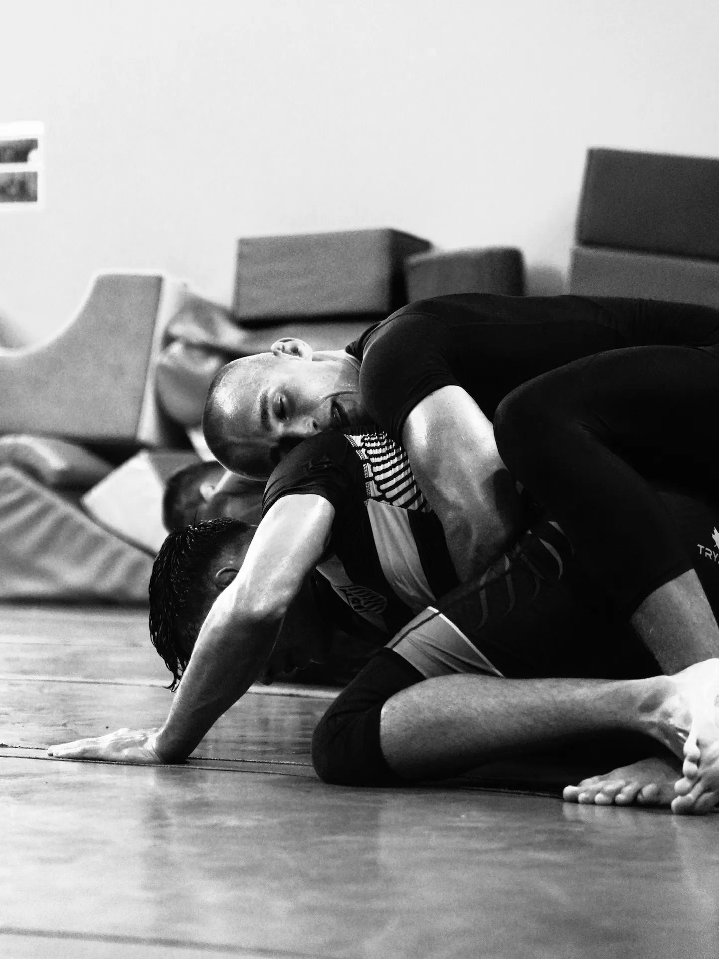 Moritz Barth trainiert eine Kontrollposition im MMA-Bodenkampf