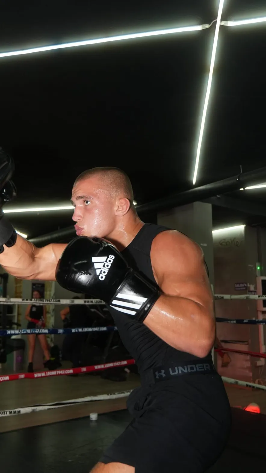 Moritz Barth beim Boxtraining im Ring